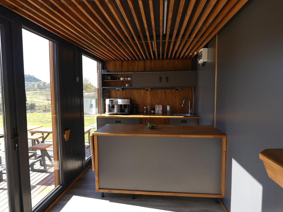Cafetería contenedor con porche y terraza